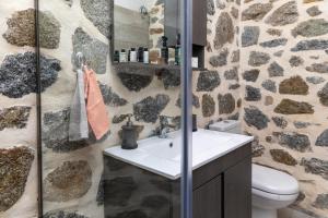 Bathroom sa The Stone House Naxos