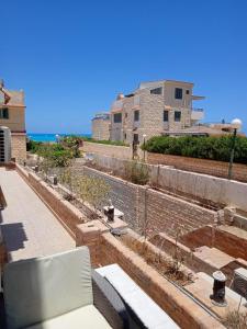 エル・アラメインにある1CH1 studio 2beds ground floor sea view 114 green beachの海と建物の景色を望むバルコニー +18枚の写真