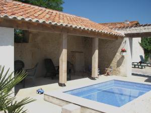 un patio avec une piscine et une maison dans l'établissement Limerac Cottage, à Salles-Lavalette 9 autres photos