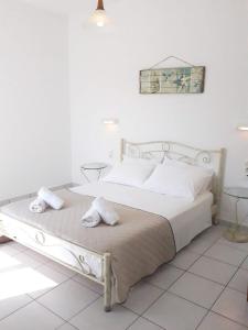 A bed or beds in a room at V-rooms in Milos Cyclades