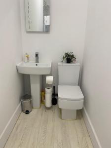 La salle de bains est pourvue de toilettes et d'un lavabo. dans l'établissement 2D SPV Double En-suite Room, à Wakefield