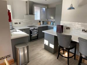 Η κουζίνα ή μικρή κουζίνα στο Buile Hill Holiday Flats