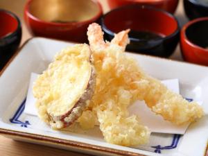 Un plato blanco con un trozo de comida. en Onyado Nono Kanazawa, en Kanazawa