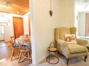 sala de estar con silla y mesa en Redwood Lodge en Wrexham