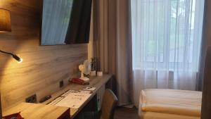 TV a/nebo společenská místnost v ubytování Hotel Wippertal - voll klimatisiert