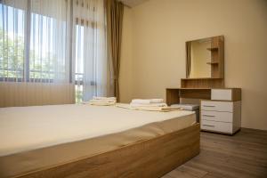 מיטה או מיטות בחדר ב-~By Camping Gradina ~ Spacious Flats with Balconies