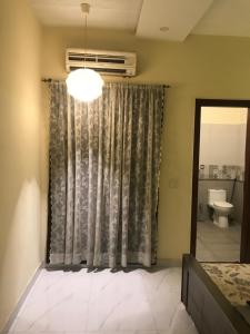 Кровать или кровати в номере Lovely 1-Bed House in Lahore