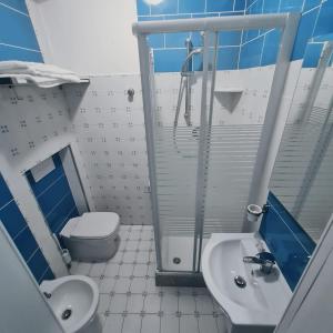 シラクーサにあるCasa vacanze Simopieroのバスルーム(トイレ、洗面台、シャワー付)