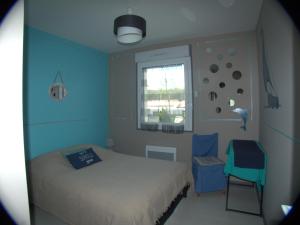 La Mothe-AchardにあるVilla d'Eau Douceのベッドルーム1室(ベッド1台、窓、椅子付)