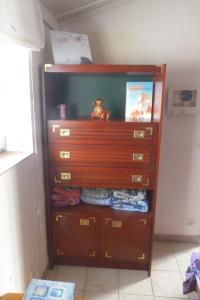 a closet with a dresser and a drawer at Mi Corazon huisnummer 122 in De Panne