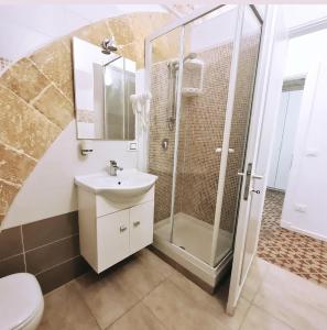 シラクーサにあるCasa vacanze Simopieroのバスルーム(シャワー、洗面台、トイレ付)