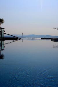 une grande étendue d'eau avec une jetée en arrière-plan dans l'établissement Best Western Premier Hôtel du Vieux-Port, à La Ciotat