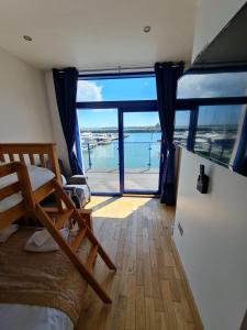 Schlafzimmer mit einem Bett und Meerblick in der Unterkunft Carlingford Marina Apartments in Carlingford