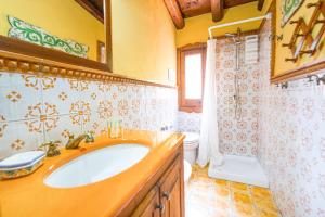 a bathroom with a sink and a toilet at Villa Fratantoni Piana - Villa privata con accesso diretto alla spiaggia in Caronia Marina +29 photos