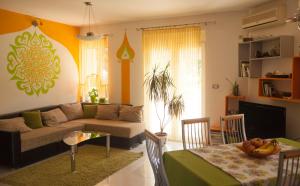 布德瓦的住宿－Mirta Apartments Family Farm，客厅配有沙发和桌子