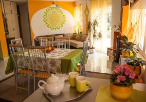 Mirta Apartments Family Farm في بودفا: غرفة معيشة مع طاولة وغرفة طعام