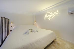 two stuffed animals sitting on a bed in a bedroom at Appartement de standing 1 – tour Eiffel/Invalides in Paris