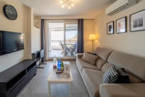 塔烏里托的住宿－Stunning Views Guaranteed，带沙发、电视和桌子的客厅