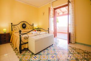 A bed or beds in a room at B&B Villa Maristella Még 37 kép