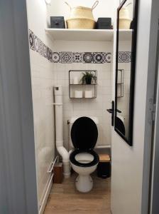 a small bathroom with a toilet with a black lid at L'escapade in La Bourboule