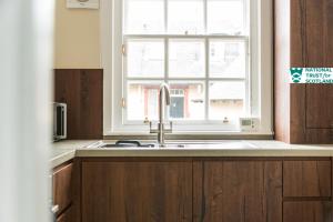 Kitchen o kitchenette sa The Crichton Apartment by National Trust Scotland