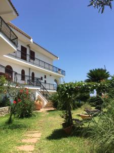 a building with stairs and flowers in a yard at VelaLatina Residence B&B Soverato - Camera Maestrale & Camera Tramontana in Soverato Marina