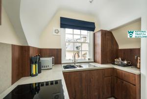 Ett kök eller pentry på The Crichton Apartment by National Trust Scotland