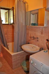 a bathroom with a sink and a toilet and a shower at APARTMAN KRALJEV in Biograd na Moru