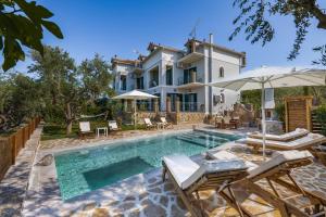 una villa con piscina e una casa di Joya Luxury Villas a Kypseli