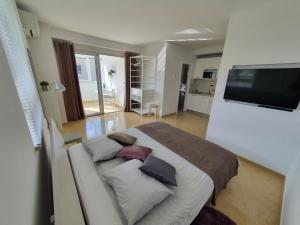 Μια τηλεόραση ή/και κέντρο ψυχαγωγίας στο Apartmani Melanie