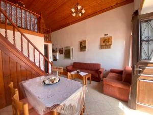 uma sala de estar com uma mesa e um sofá em Villa Afroditi em Halki