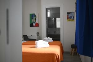 um quarto com duas camas com toalhas em Casa Donna Francy City Center em Nápoles