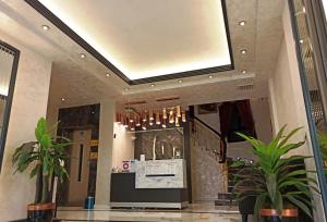 een lobby met een plafond met een bord erop bij Valide Hotel in Istanbul