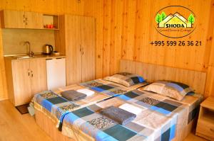 安布罗劳里SHODA的一间木屋里有一张床的卧室