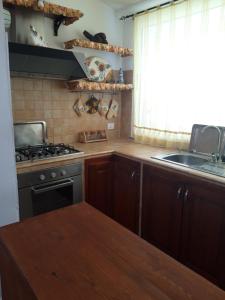 a kitchen with a stove and a sink at Sole e relax in Pula