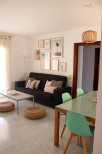 uma sala de estar com um sofá e uma mesa em Apartamento Eucaliptus B - Delta del Ebro em L'Eucaliptus