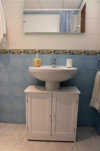 uma casa de banho com um lavatório branco e um espelho. em Apartamento Eucaliptus B - Delta del Ebro em L'Eucaliptus