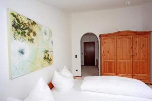 a bedroom with a bed and a painting on the wall at Gschwendtnerhof App13 Lincke in Aschau im Chiemgau