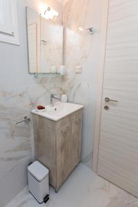 Koupelna v ubytování (Apt.3) Lofos Apartments in Vergia Halkidiki + 10 fotografií