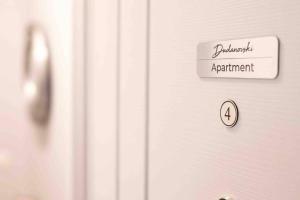 een witte deur met een bord dat banket appartement leest bij Apartment Dudanovski City Center - Apartment No. 4 in Ohrid