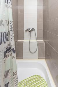 a bathroom with a bath tub with a shower curtain at Квартира в центрі подобово на вулиці Коперника 26 біля Палацу Мистецтв in Lviv