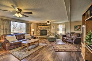 Χώρος καθιστικού στο Cozy Cody House Less Than 10 Mi to Buffalo Bill Center!