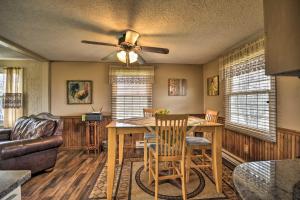 Χώρος καθιστικού στο Cozy Cody House Less Than 10 Mi to Buffalo Bill Center!