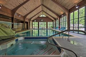 Bazén v ubytování Cozy Retreat with Deck and Sapphire Resort Access! nebo v jeho okolí