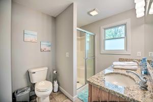 Ένα μπάνιο στο Pet-Friendly Grass Lake Retreat with Game Room! +27 φωτογραφίες