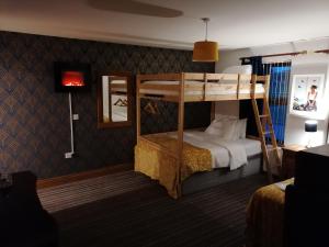 バリーキャッスルにあるCarnately Lodgeのベッドルーム1室(二段ベッド2組付)