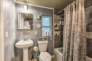 un bagno con lavandino, WC e doccia di Renovated Home with Screened-In Patio on Hwy 90! a Quincy Altre 17 foto