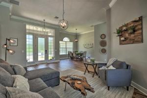 Predel za sedenje v nastanitvi Upscale Palm Coast Home with Pool 7 Mi to Beaches!