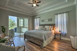 Postelja oz. postelje v sobi nastanitve Upscale Palm Coast Home with Pool 7 Mi to Beaches!