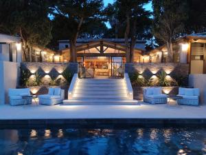 una casa con piscina por la noche en La Villa Dune, Hôtel & Spa Nuxe en Saint-Tropez